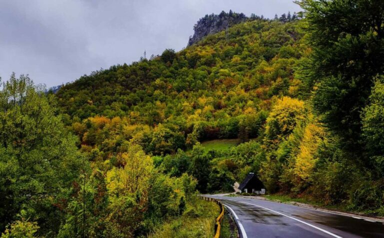 AMSCG: Oprez zbog zbog mokrih i klizavih puteva