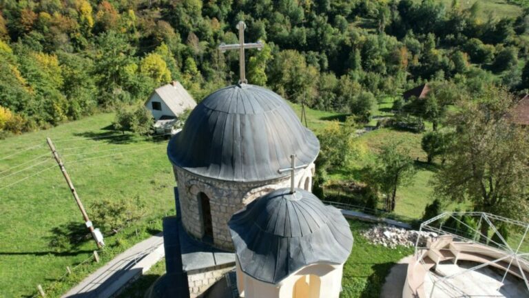 (FOTO) Skulptura Amfilohija uskoro ispred crkve u Velici: Omaž mučenicima i mitropolitu