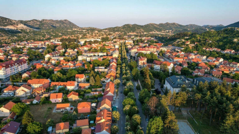 TUČA U CETINjSKOJ ŠKOLI: Dječaku polomljen nos, policija traga za napadačima