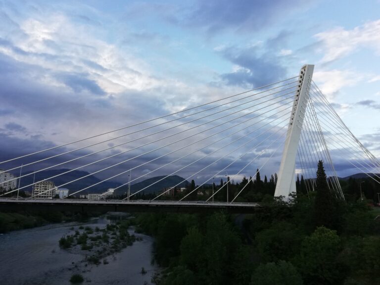 Oblačno, mjestimično kiša