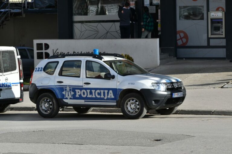 Beranac sa maskom na licu i gasnim pištoljem upao u kladionicu