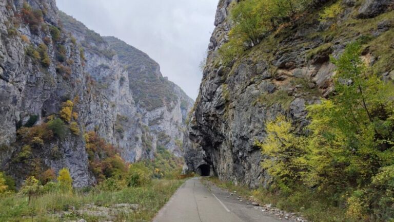 Putevi mokri i klizavi