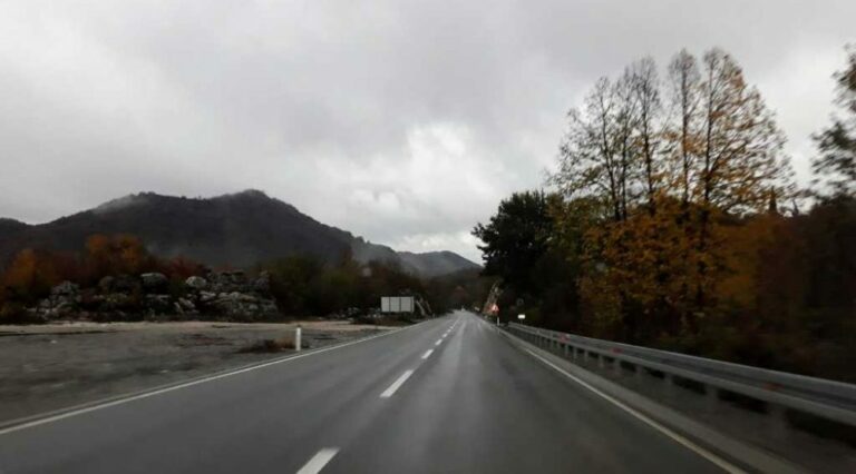 AMSCG: Oprez zbog zbog mokrih i klizavih puteva