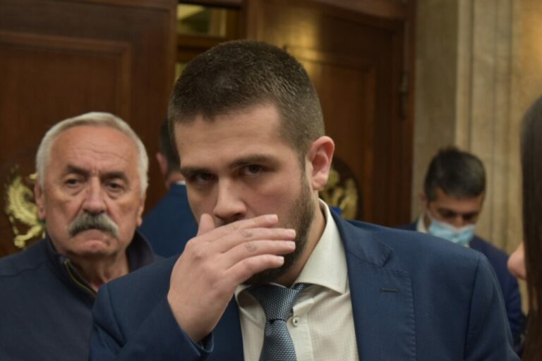 Nikolić poziva građane na protest: Vrijeme da se kaže dosta