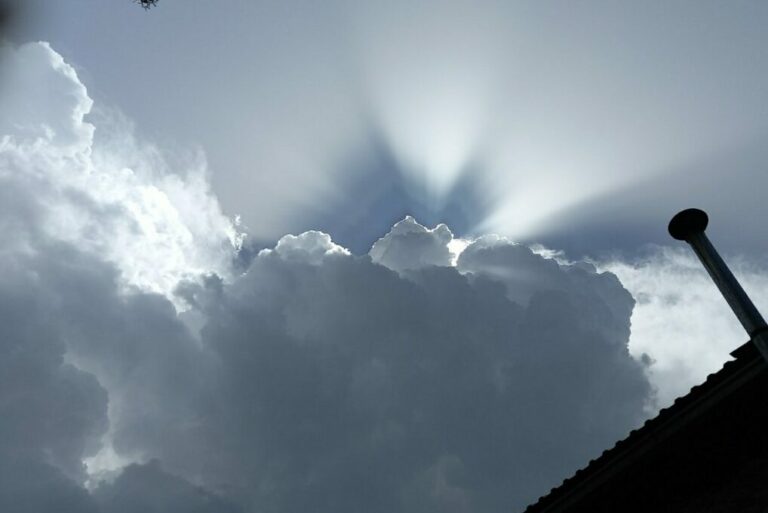 Oblačno, na sjeveru slab snijeg