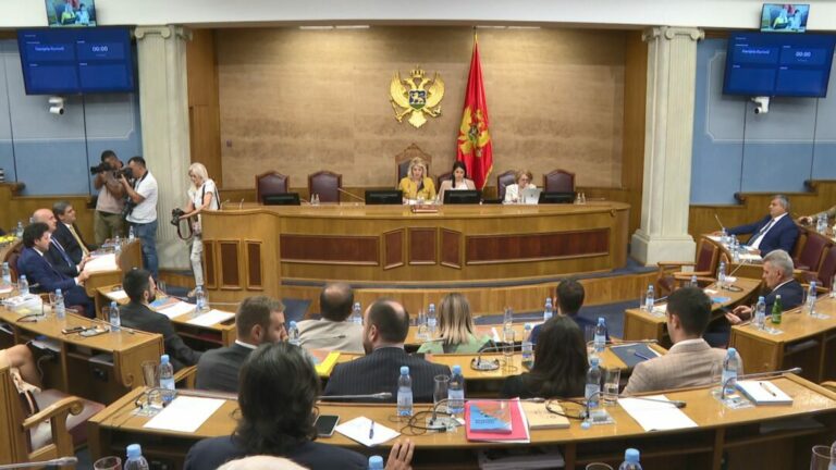 PODNIJET PRIJEDLOG: Skupštinska većina traži da se utvrdi je li Đukanović povrijedio Ustav