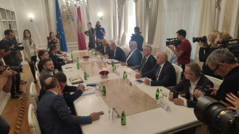 Počeo je sastanak lidera parlamentarne većine