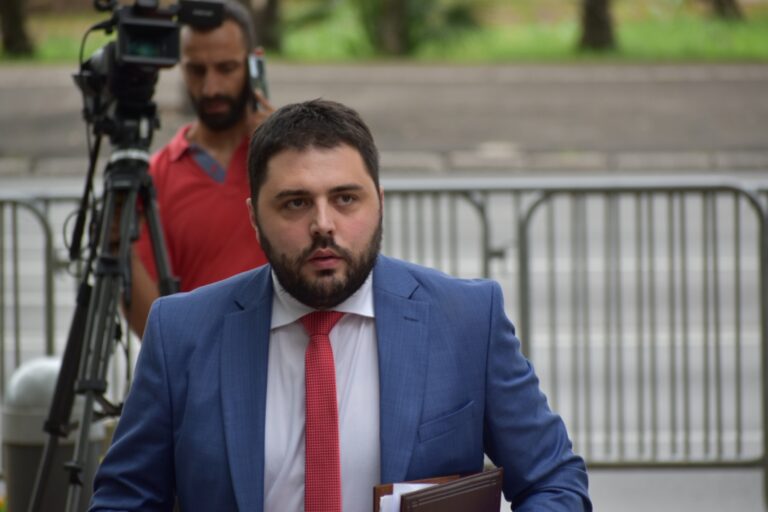 Kolašin: Polomljeno staklo na kancelariji Martinovića