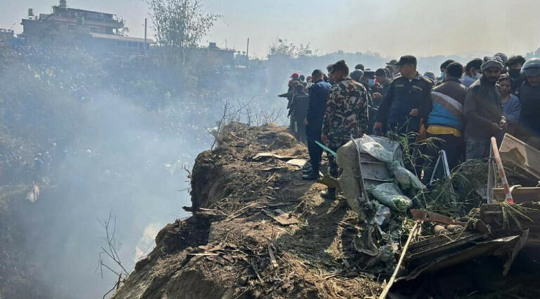 Srušio se avion u Nepalu, najmanje 40 osoba poginulo