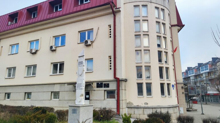 Beranac osumnjičen za porodično nasilje: Polomio vazu i sa komadom stakla krenuo prema sinu, prijetio supruzi