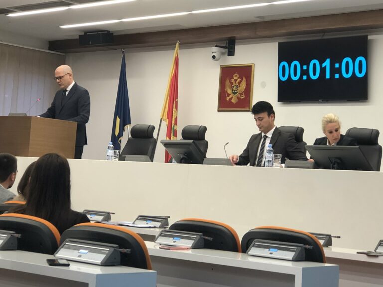 Milo Božović potpisao isplatu zarada zaposlenima u Opštini Budva