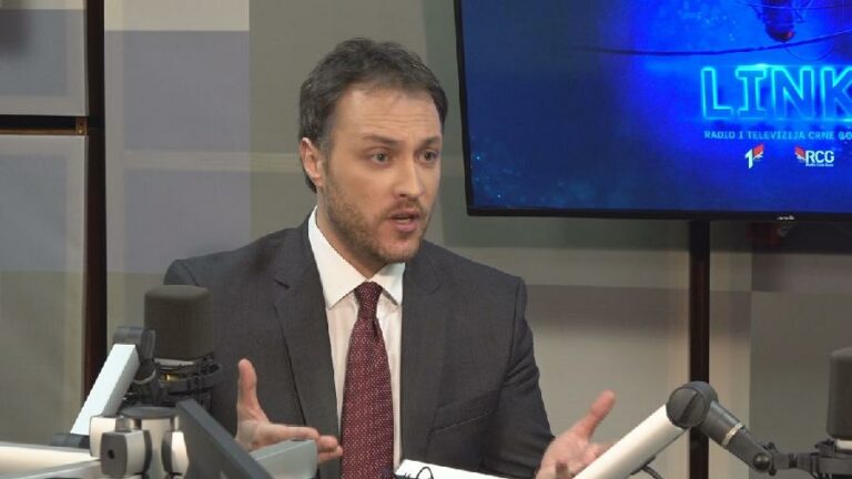 Milačić predao u skupštinsku proceduru Predlog zakona o zabrani upotrebe mobilnih telefona u školama