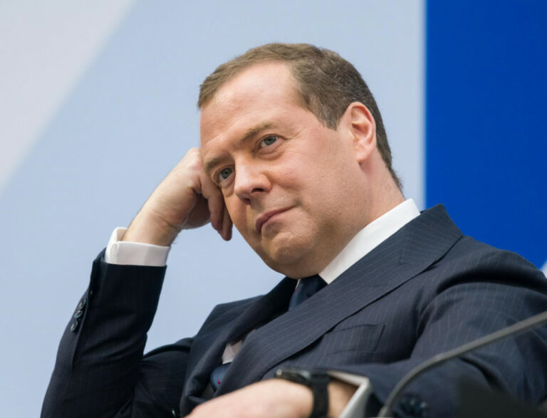 Medvedev: Zelenski će potpisati ono što mu se kaže
