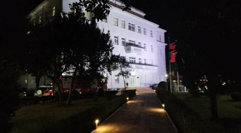 Dojava o bombi u zgradi Opštine Podgorica, radnik obezbjeđenja našao pismo