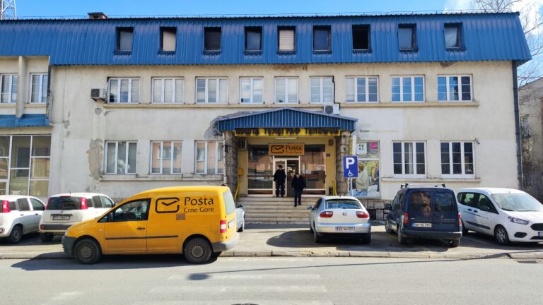 Pošta Crne Gore u prošloj godini potrošila 450 hiljada za plakare, cvijeće, fotelje, bajadere…