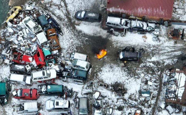 Prijava NVO „Euromost“: Paljenje guma i deponija auto-otpada na obali Lima