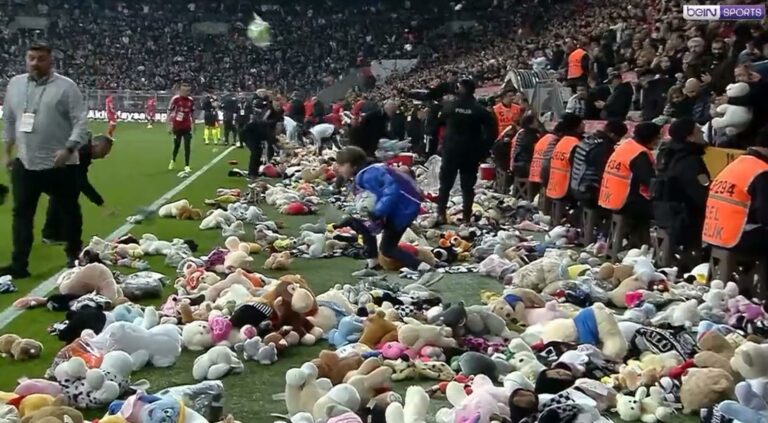 Dirljive scene u Turskoj: Hiljade plišanih igračaka bačene na teren za djecu pogođenu zemljotresom