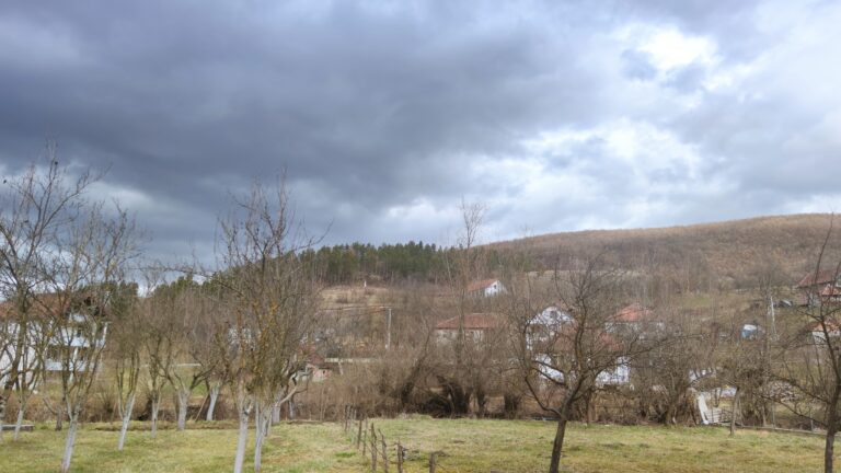 Oblačno, mjestimično slaba kiša