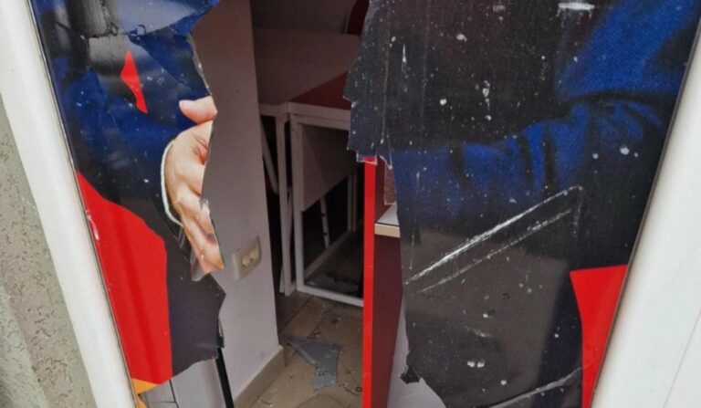 Demolirane prostorije Demokrata u Nikšiću