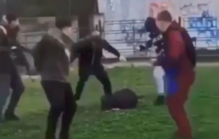 (VIDEO) Saslušana četiri maloljetnika zbog nasilničkog ponašanja ispred OŠ “21. maj”