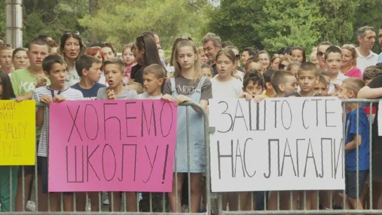 Protest ispred Vlade: Ako za godinu može da nikne zgrada, zašto ne može škola