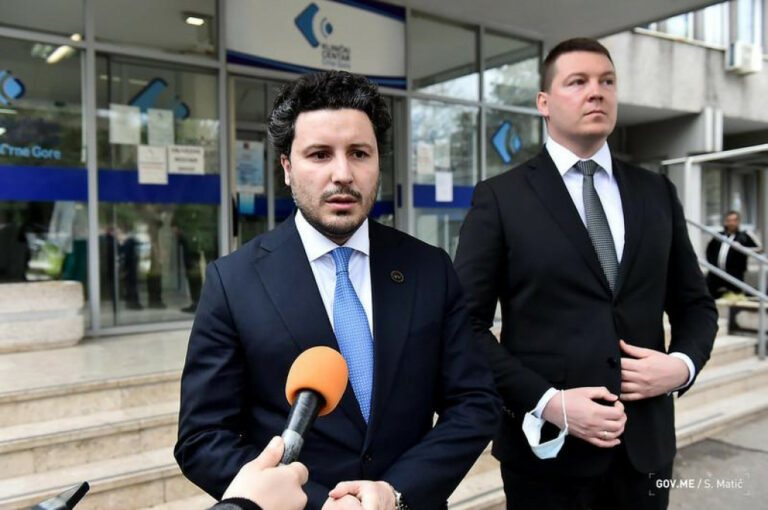 Abazović obišao povrijeđene: O jačanju bezbjednosti u institucijama na vanrednoj sjednici Vlade