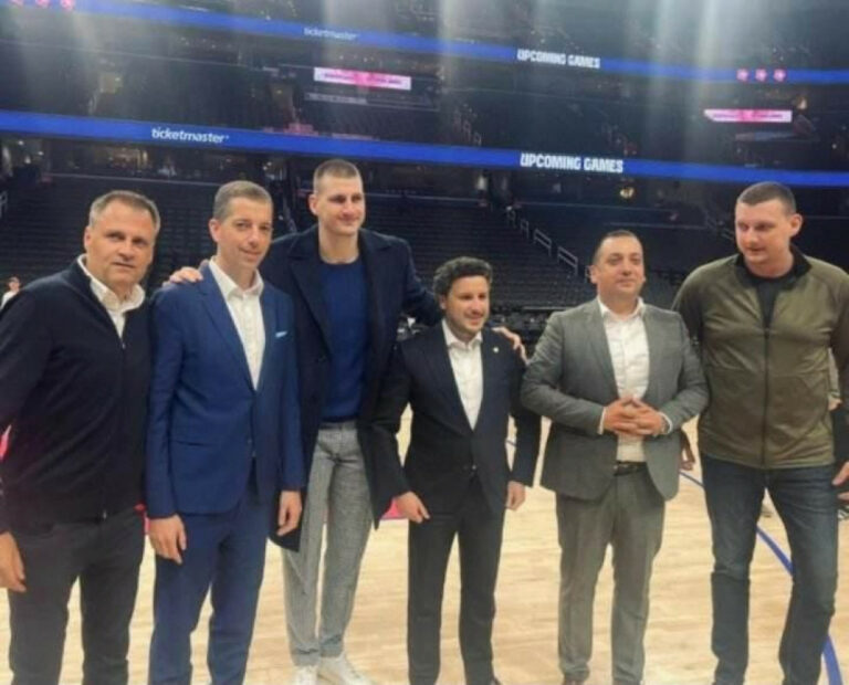 Dritan Abazović sa Nikolom Jokićem na utakmici u Vašingtonu