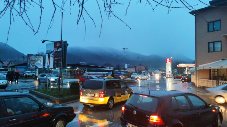 AMSCG: Oprez zbog mokrih puteva i smanjene vidljivosti