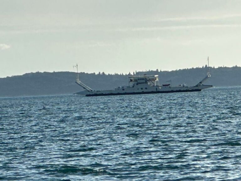 Trajekt „Prizna“ stigao u Boku