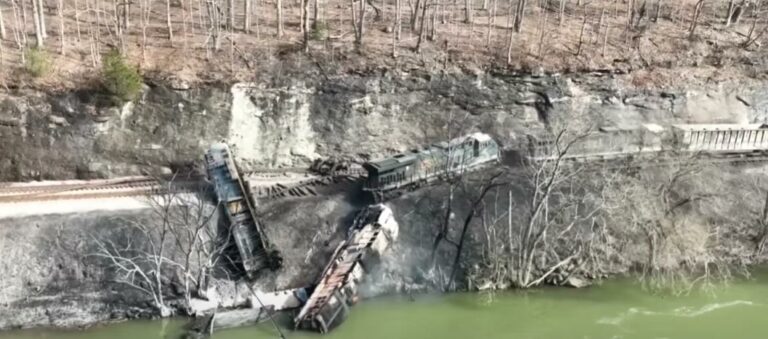 (Video) Teretni voz iskočio iz šina u Zapadnoj Virdžiniji, nafta iz cisterni se izlila u rijeku