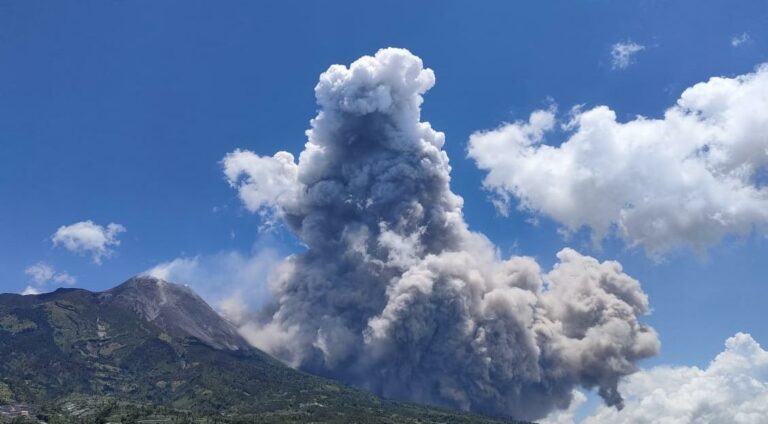 Erupcija vulkana Merapi u Indoneziji, potok lave dug oko 1,5 kilometar