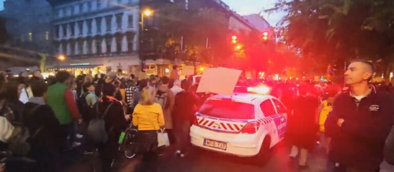 Hiljade ljudi izašlo na ulice Budimpešte, protesti prosvetara i studenata na državni praznik