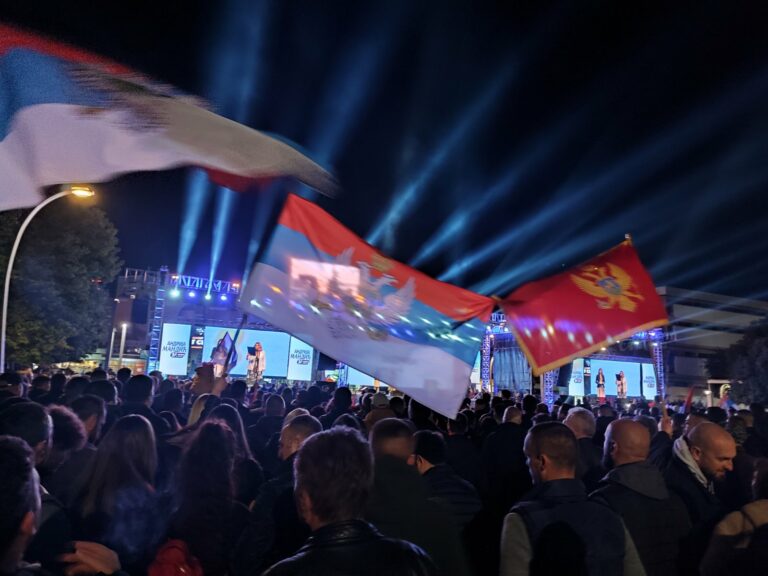(UŽIVO) ZAVRŠNA KONVENCIJA ANDRIJE MANDIĆA U PODGORICI: Prisutno na hiljade ljudi, dominiraju trobojke (FOTO/VIDEO)