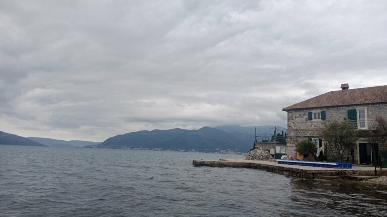 Oblačno, ponegdje moguća slaba kiša