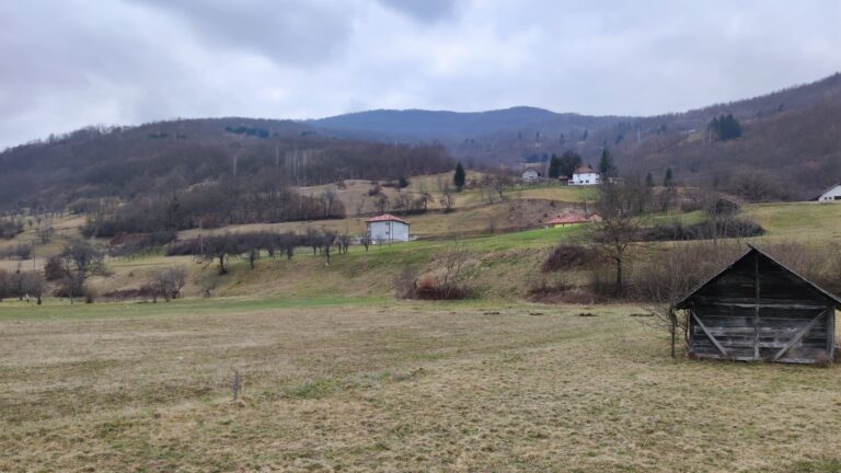 Umjereno do potpuno oblačno, temperatura do 16 stepeni