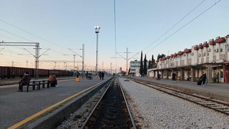 Saobraćaj na pruzi Beograd – Bar u prekidu: Voz naletio na auto, stradala jedna osoba kod Valjeva