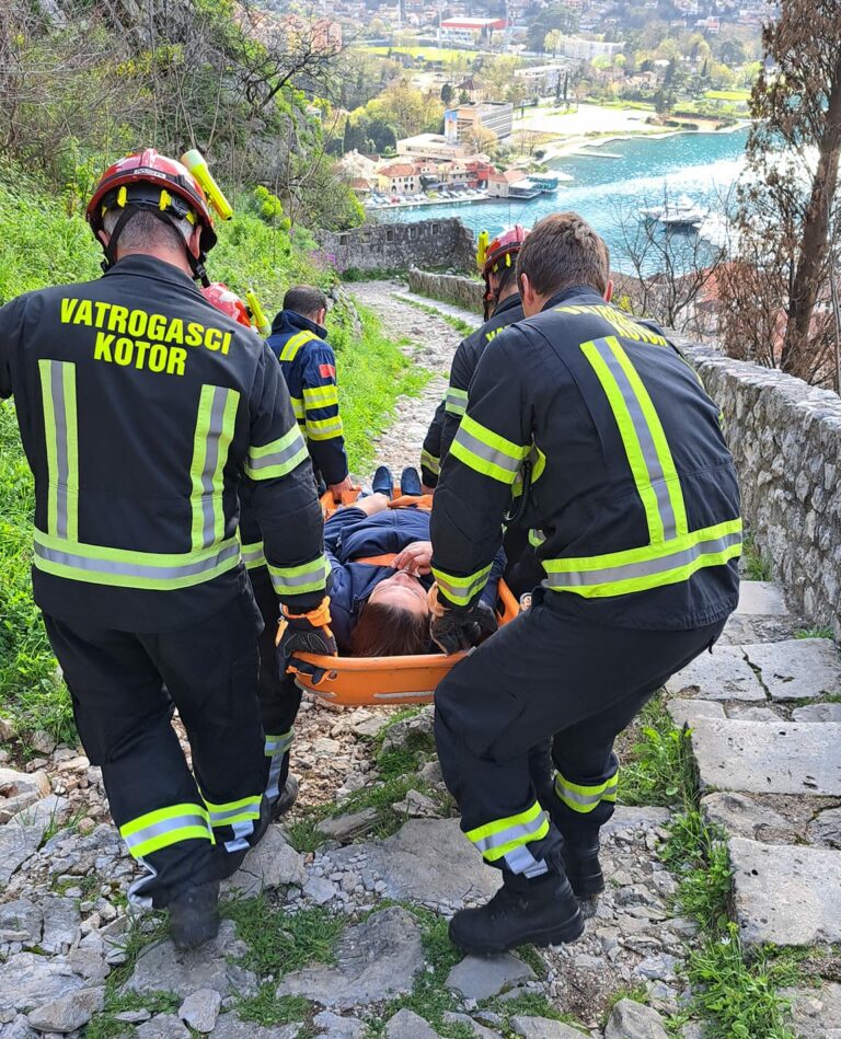 Kotor: Njemačka državljanka povrijedila se na tvrđavi, vatrogasci je spustili do grada