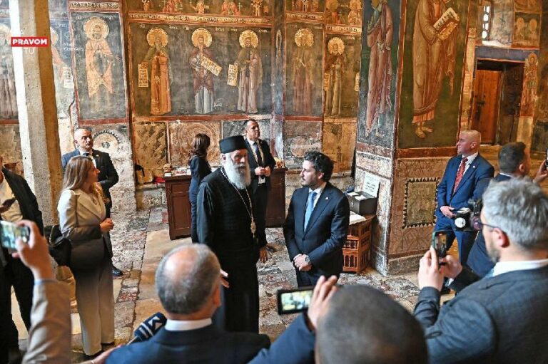 Abazović u Pećkoj patrijašiji: Da vaskrsne dobro u svima nama