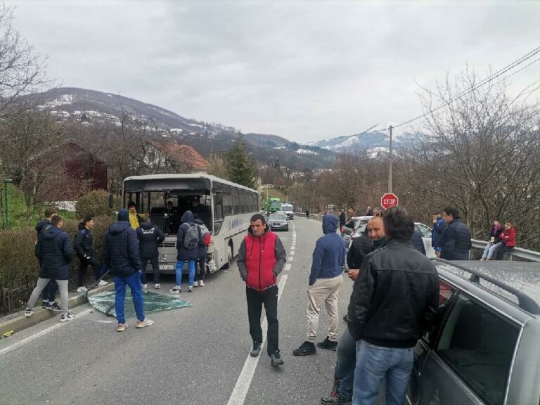 Udes autobusa i dva vozila, nema teže povrijeđenih