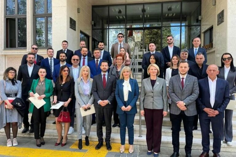 (FOTO) Pročitajte sporazum nove većine: Neće praviti aranžmane sa DPS-om, zapošljavaće stručne…