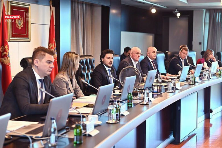 Vlada planira zapošljavanje još 630 službenika: Javna uprava postala rupa bez dna