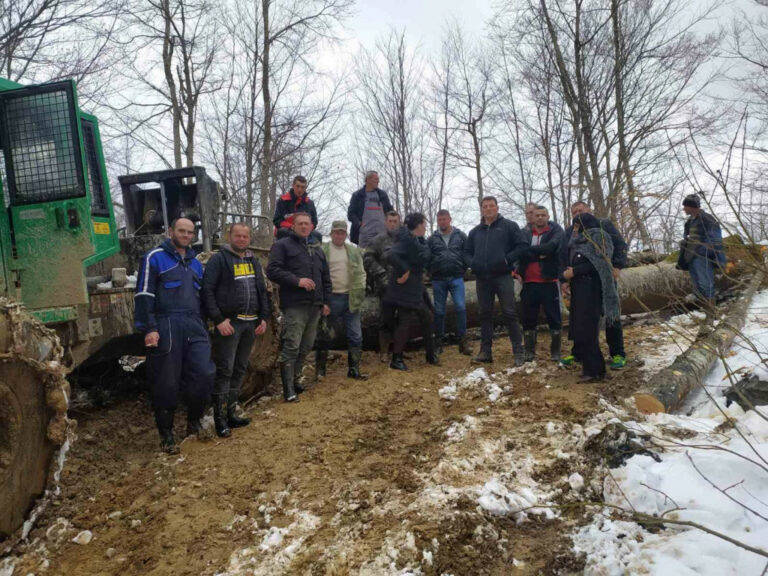 Protest mještana potkomovskih sela: Premijer da spriječi poharu puteva i prirodnih resursa