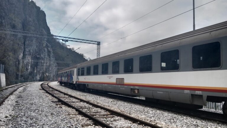 Stanje u ŽPCG: U vozovima nema klima, putnici se žale na higijenu