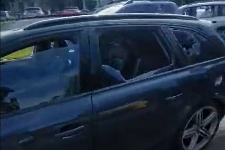 Incident ispred OŠ „Oktoih“ na Zabjelu: Nakon udesa polomili automobil sugrađaninu