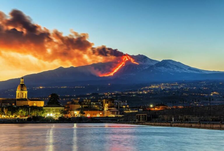 Erupcija vulkana Etna: Pepeo pao na Kataniju, obustavljeni letovi