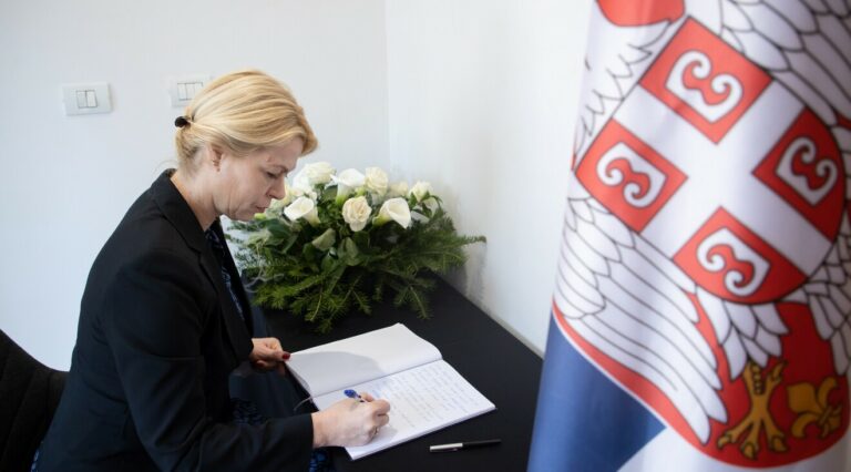 Đurović se upisala u knjigu žalosti: Teško je prihvatiti ovakve nesreće, u mislima smo sa narodom bratske Srbije