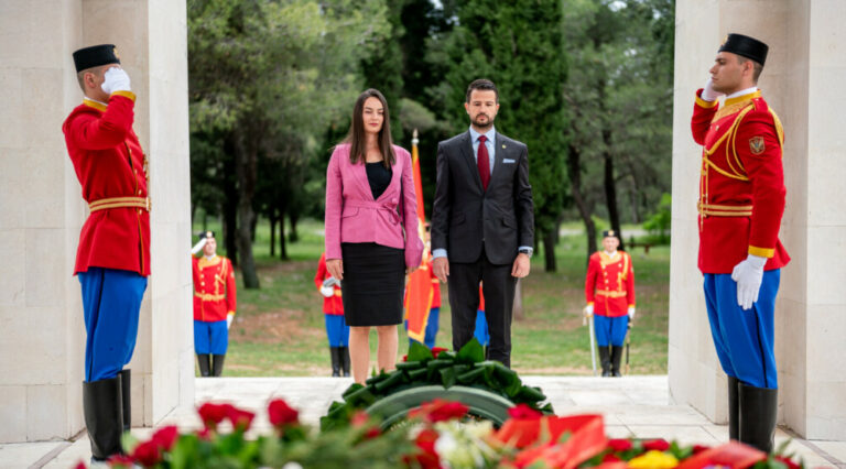 Milatović položio vijenac na spomenik Partizanu borcu