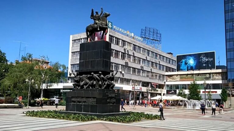 Uhapšen maloljetnik iz Niša: Prijetio svom odjeljenju, pronađene dvije replike pištolja