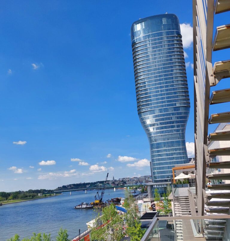 Beograd: Djevojčica privedena nakon što je nožem povrijedila dvije osobe u školi