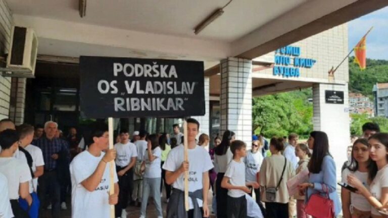 Budvanski srednjoškolci organizovali protesnu šetnju kao znak podrške OŠ „Vladislav Ribnikar”